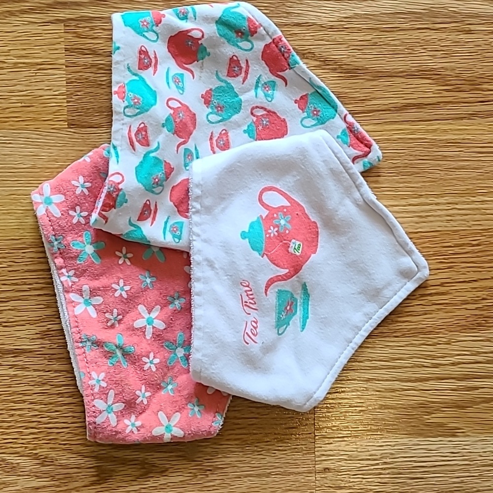 💥3/$10💥 Set of 3 bibs